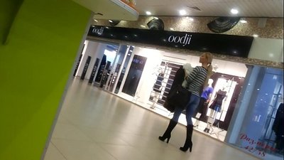 Geile Tussi im Supermarkt.